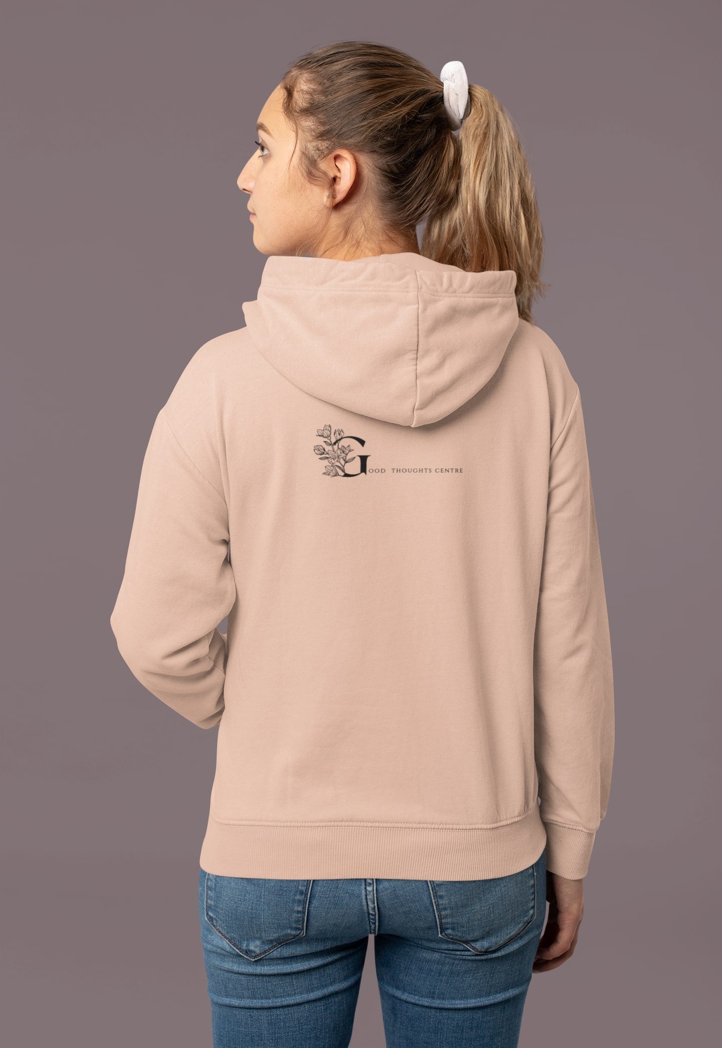 Good Thoughts Centre Hoodie Scrabble - Achterzijde: logo GTC. Kleur: Fraiche Peche