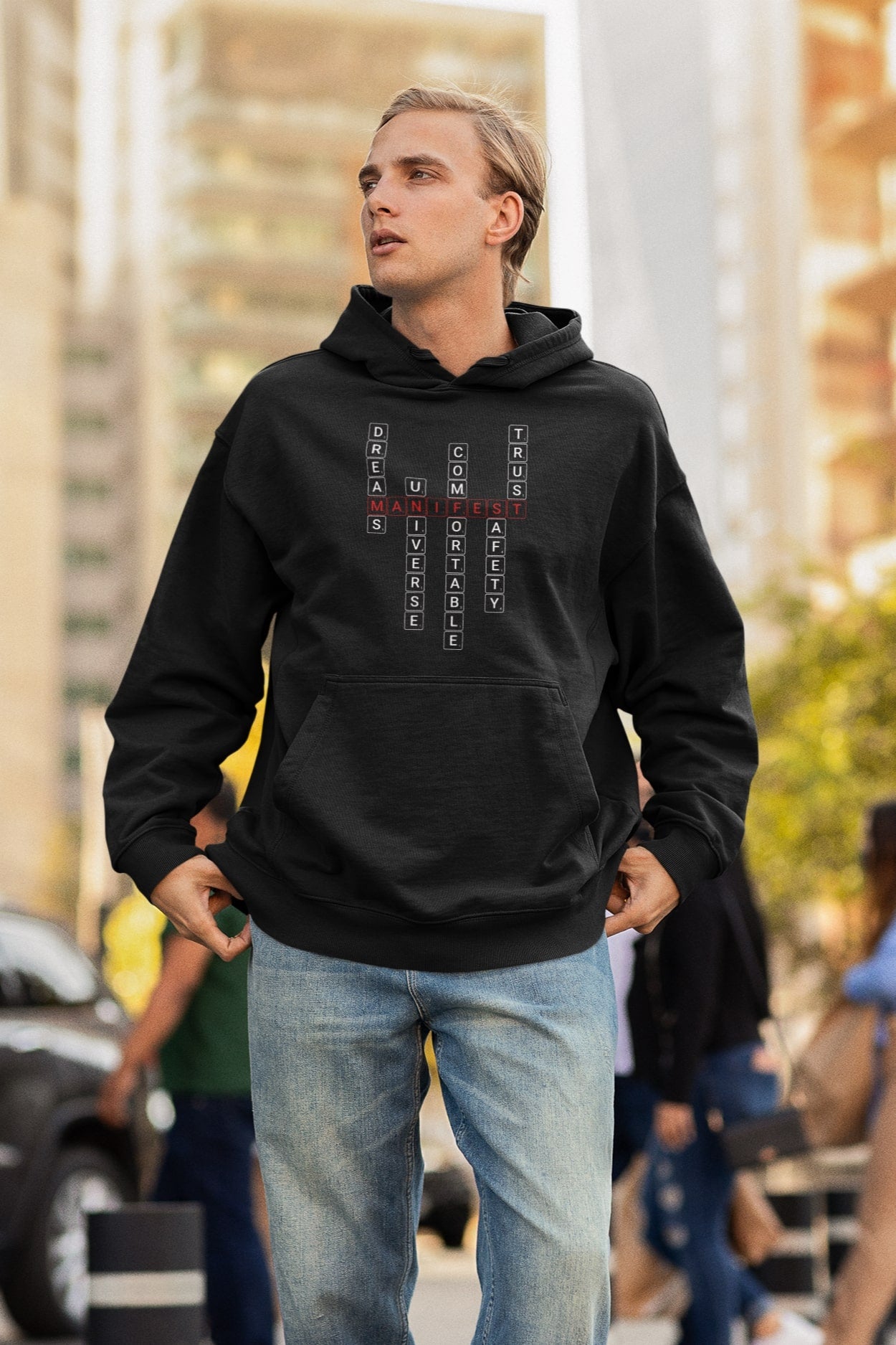Good Thoughts Centre Hoodie - Voorzijde: Scrabble manifesteren (Engels). Kleur: Black