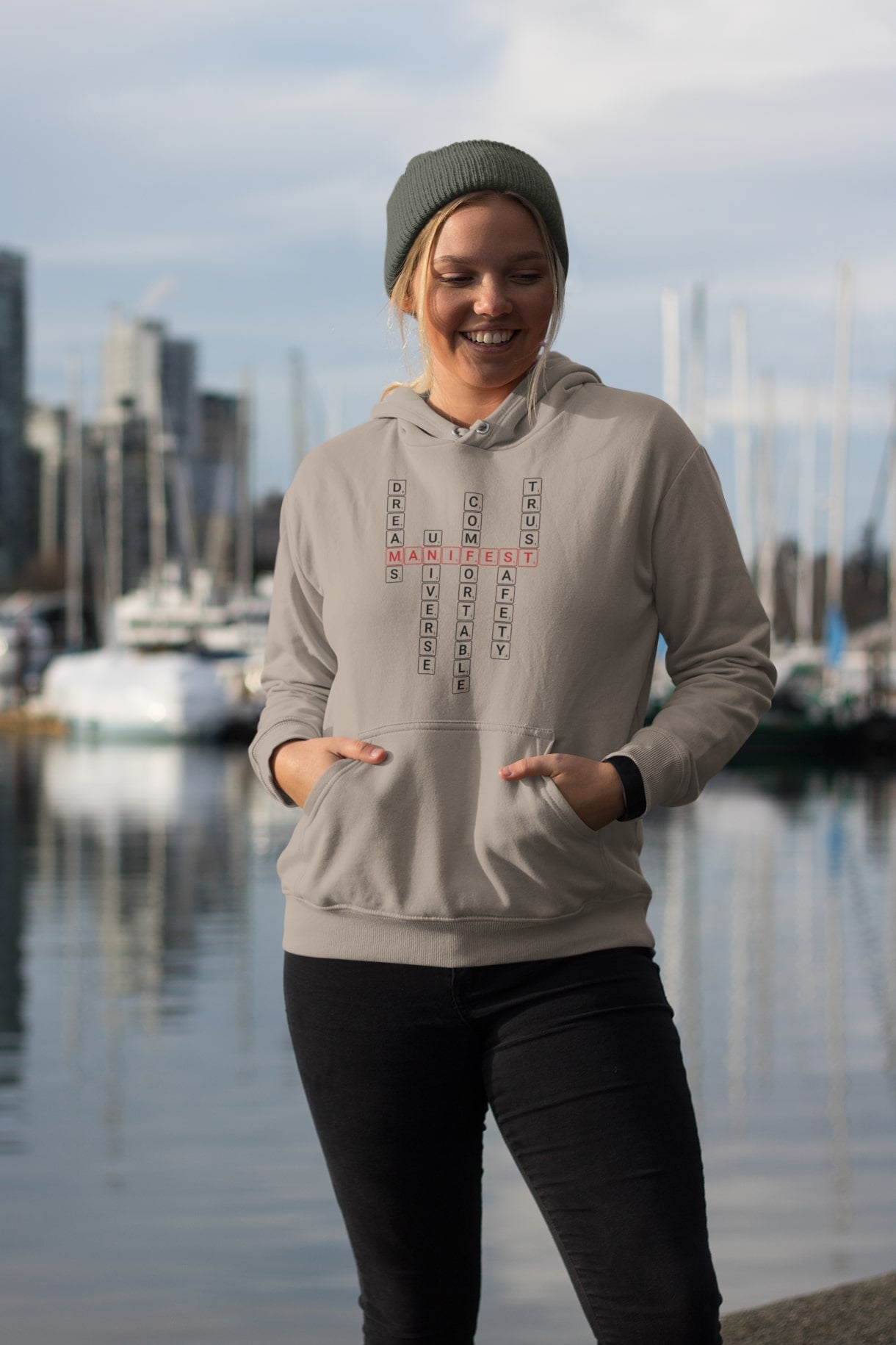 Good Thoughts Centre Hoodie - Voorzijde: Scrabble manifesteren (Engels). Kleur: Desert Dust