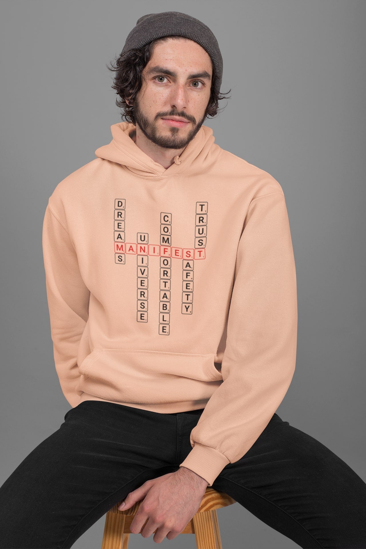 Good Thoughts Centre Hoodie - Voorzijde: Scrabble manifesteren (Engels). Kleur: Fraiche Peche
