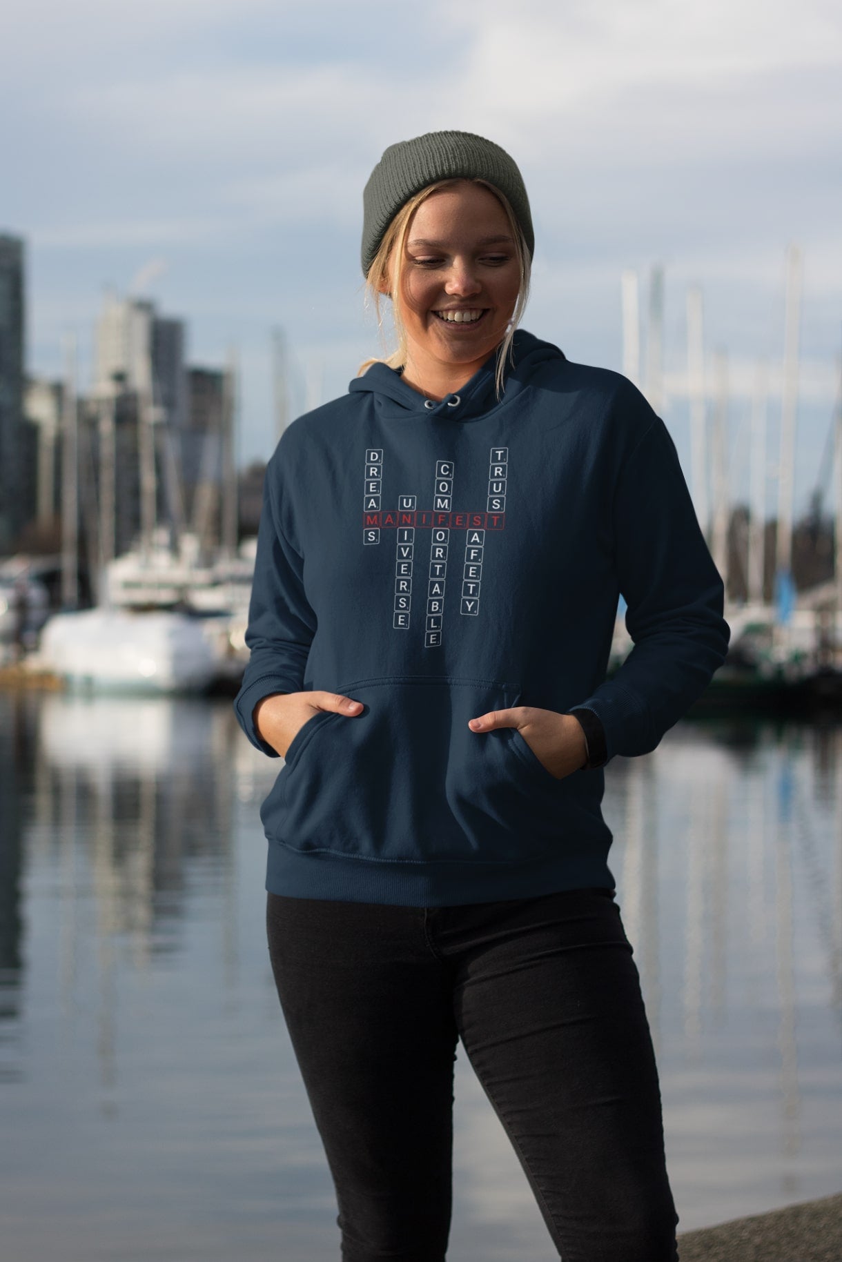 Good Thoughts Centre Hoodie - Voorzijde: Scrabble manifesteren (Engels). Kleur: French Navy