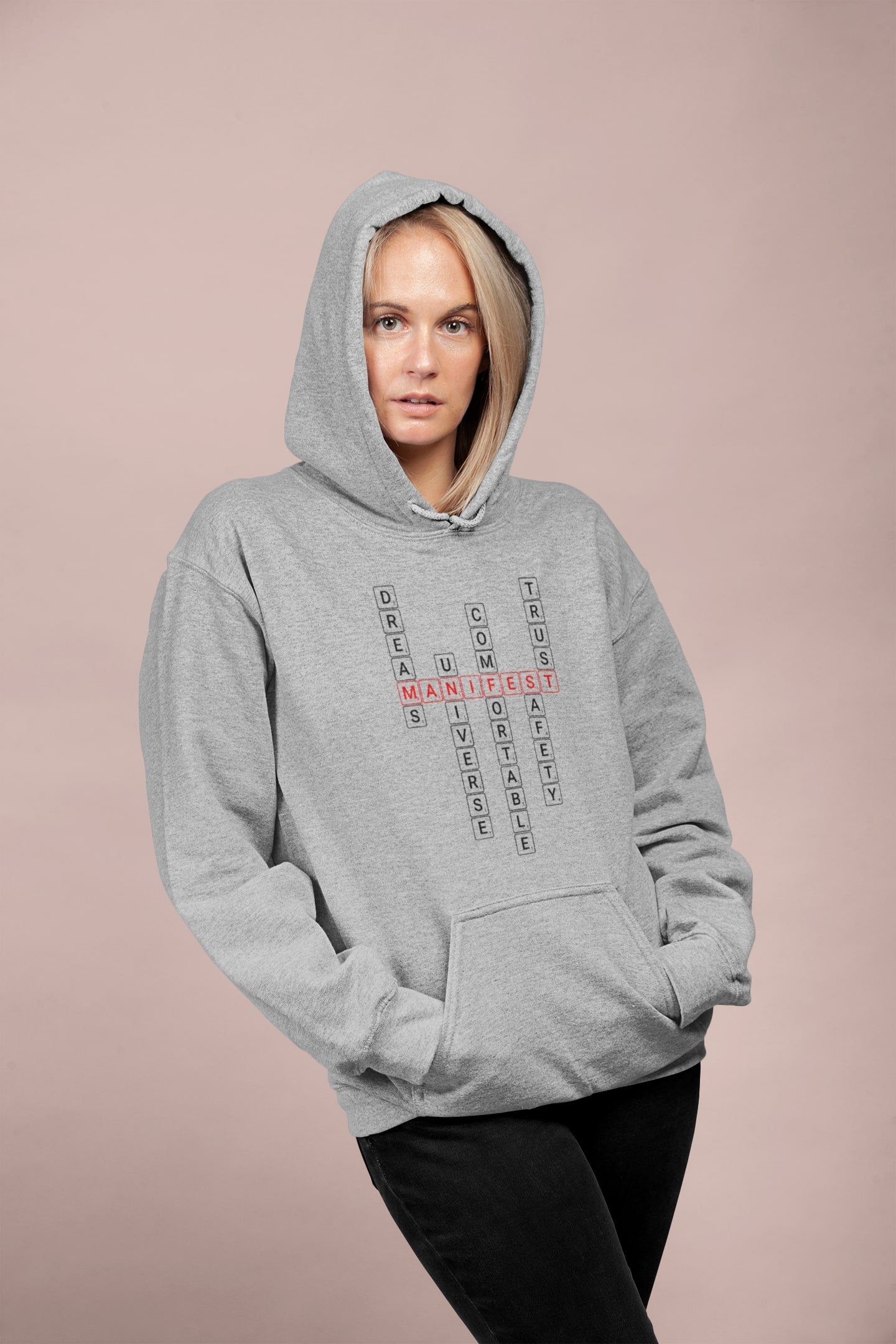 Good Thoughts Centre Hoodie - Voorzijde: Scrabble manifesteren (Engels). Kleur: Heather Grey