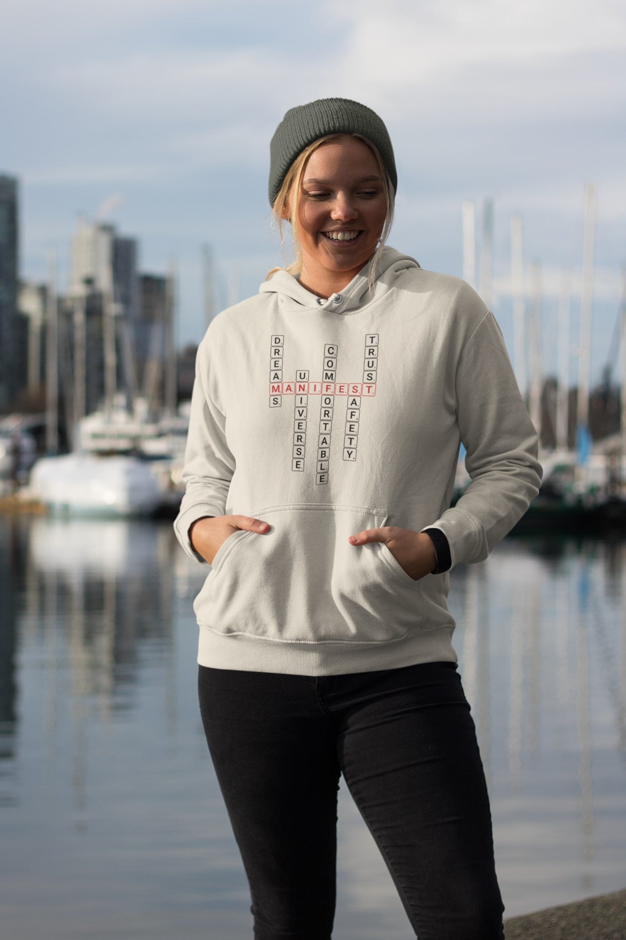 Good Thoughts Centre Hoodie - Voorzijde: Scrabble manifesteren (Engels). Kleur: Natural Raw