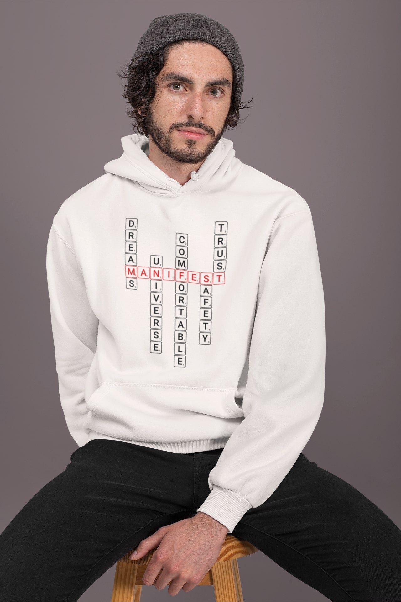 Good Thoughts Centre Hoodie - Voorzijde: Scrabble manifesteren (Engels). Kleur: Off White