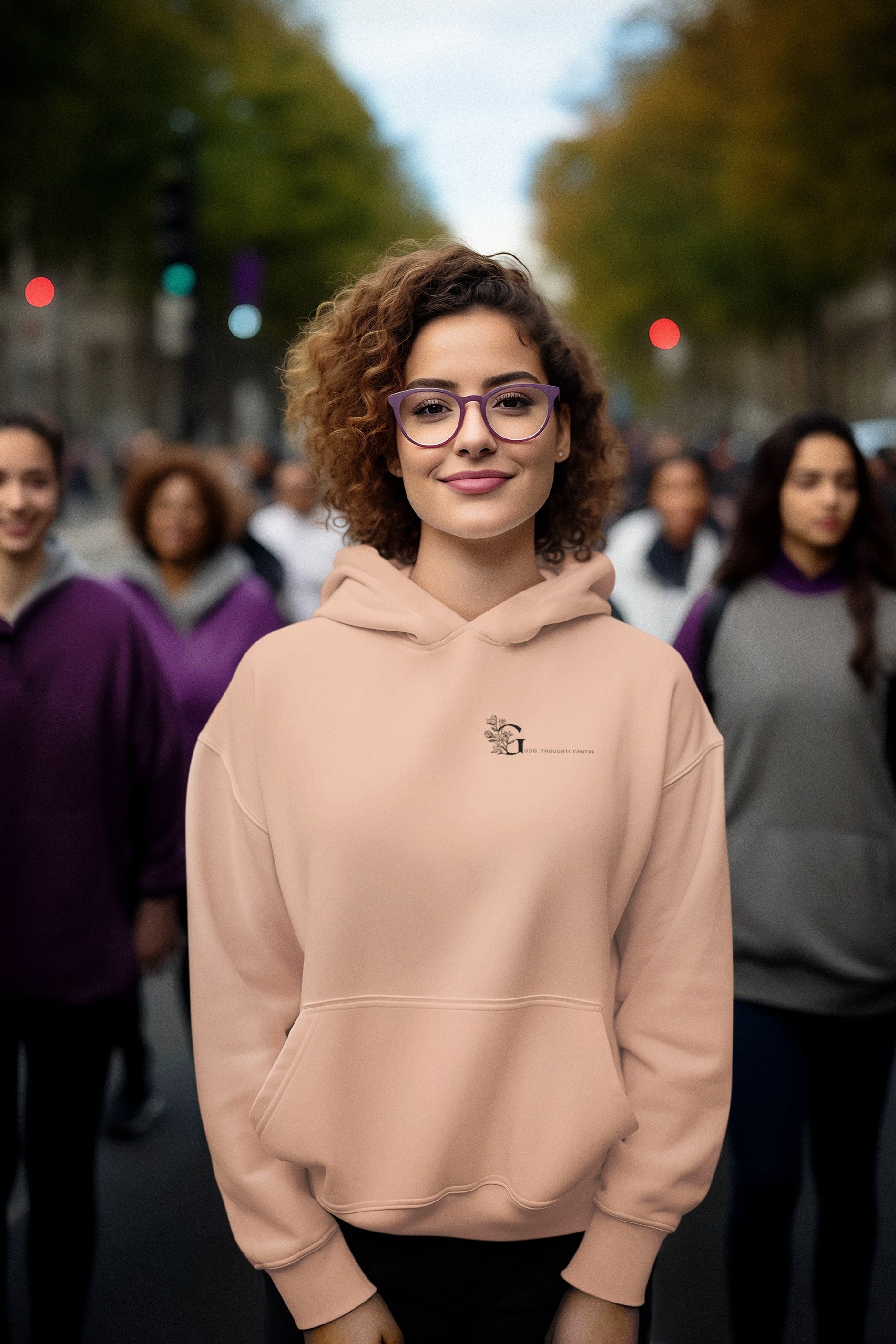 Good Thoughts Centre Hoodie Scrabble - Voorzijde: Logo GTC. Kleur: Fraiche Peche