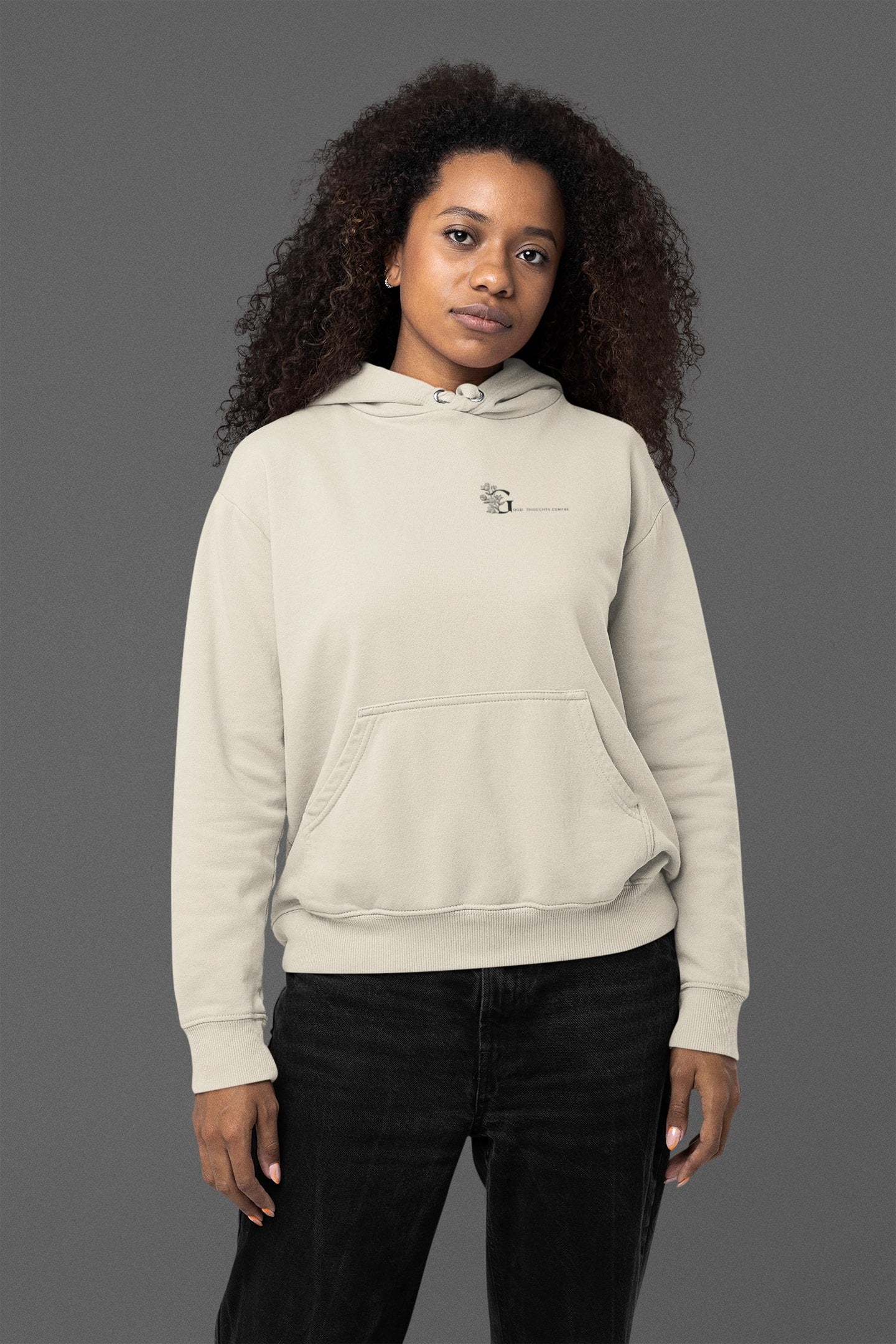 Good Thoughts Centre Hoodie Scrabble - Voorzijde: Logo GTC. Kleur: Natural Raw