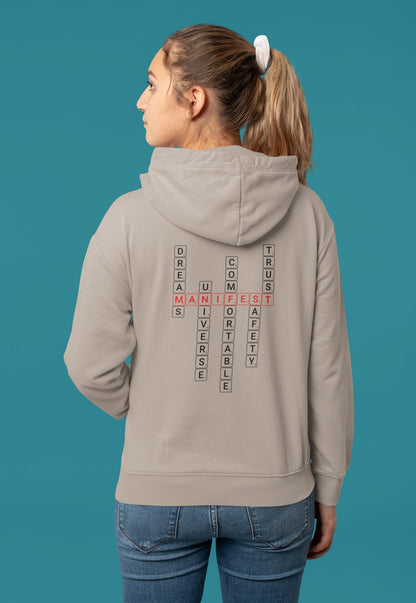 Good Thoughts Centre Hoodie - Achterzijde: Scrabble manifesteren (Engels). Kleur: Desert Dust
