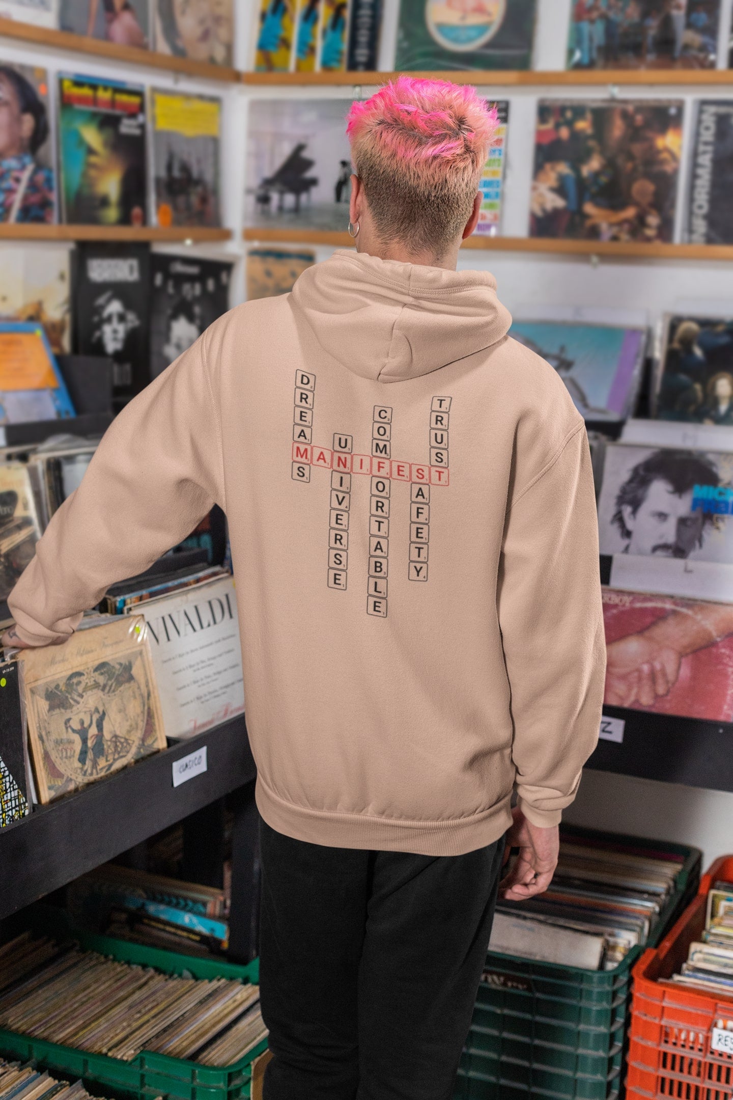 Good Thoughts Centre Hoodie - Achterzijde: Scrabble manifesteren (Engels). Kleur: Fraiche Peche