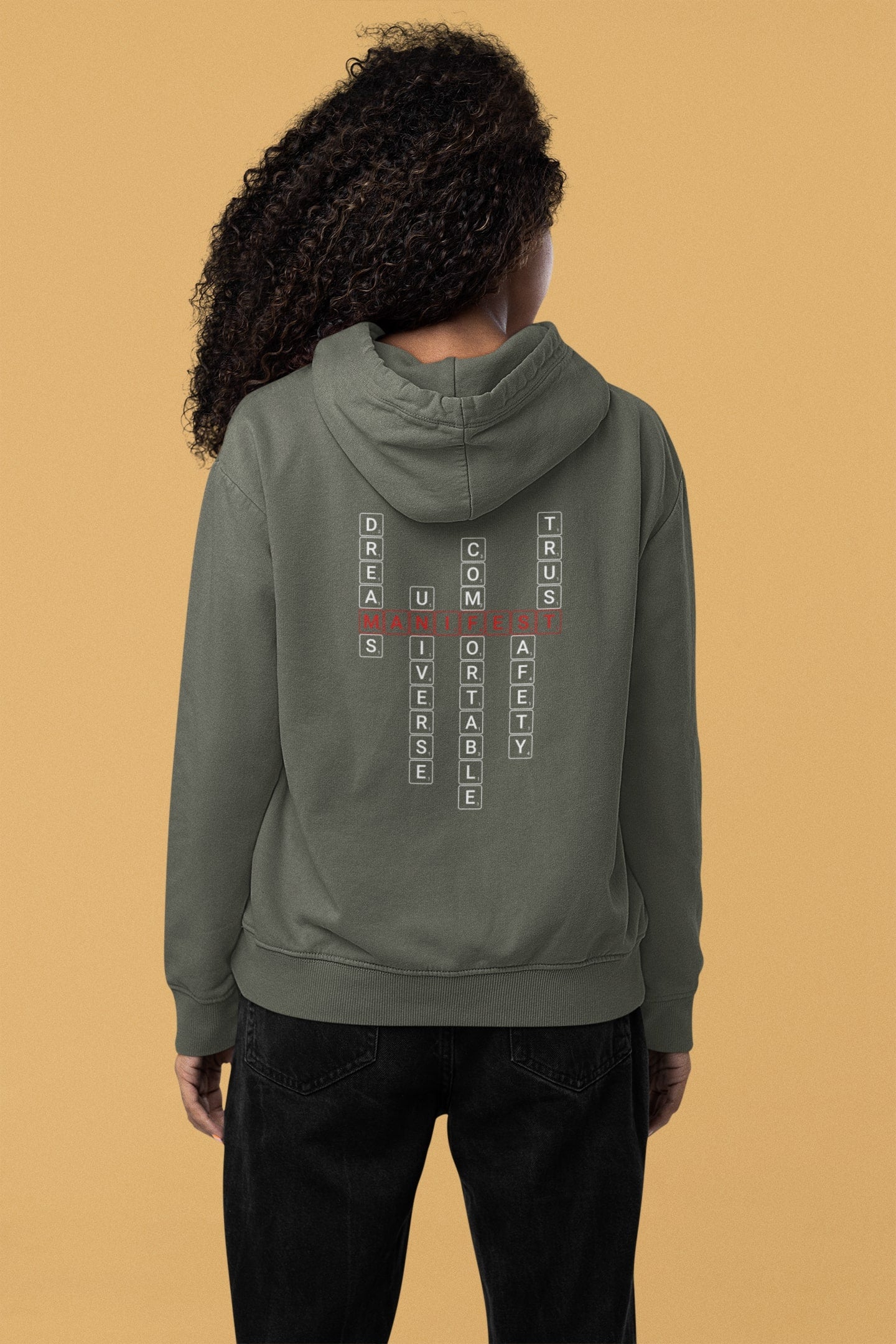 Good Thoughts Centre Hoodie - Achterzijde: Scrabble manifesteren (Engels). Kleur: Khaki