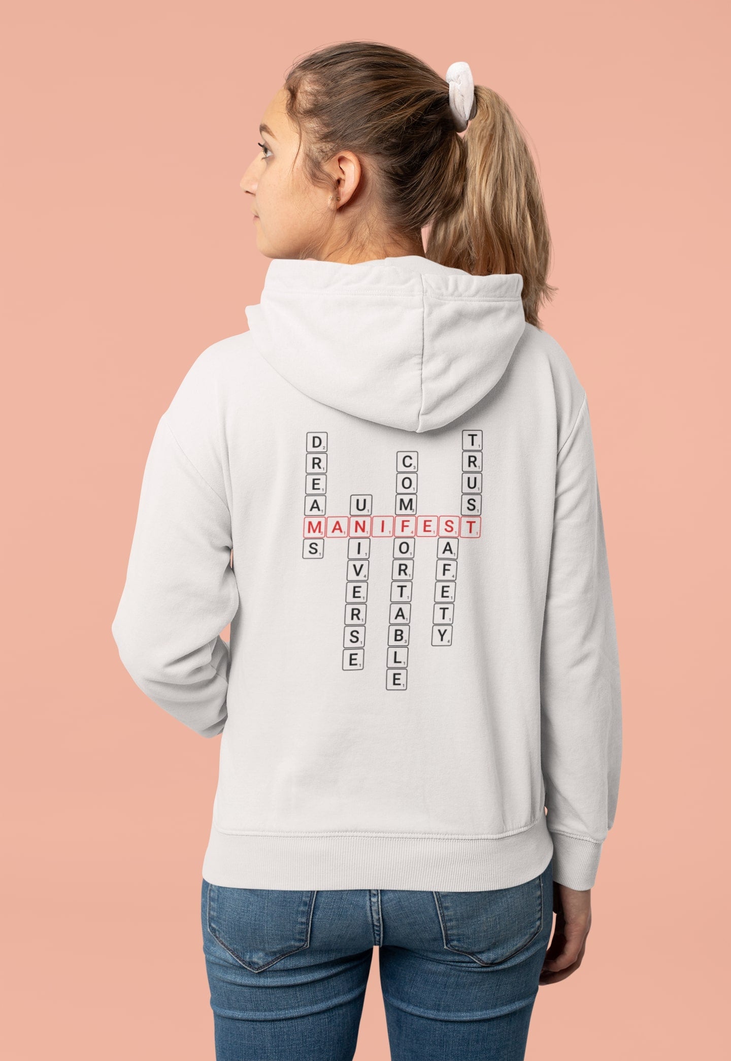 Good Thoughts Centre Hoodie - Achterzijde: Scrabble manifesteren (Engels). Kleur: Off White