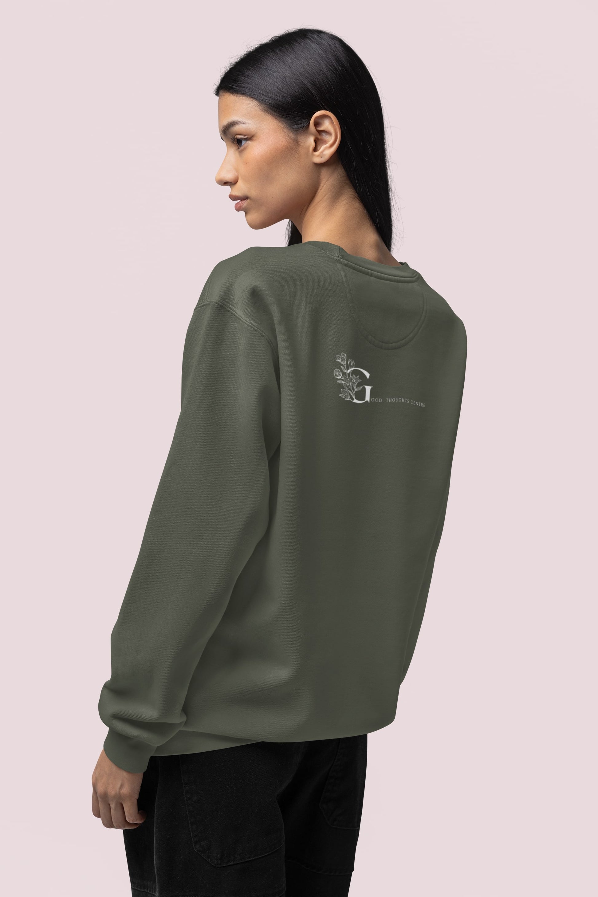 Good Thoughts Centre Sweater Scrabble - Achterzijde: logo. Kleur: Khaki