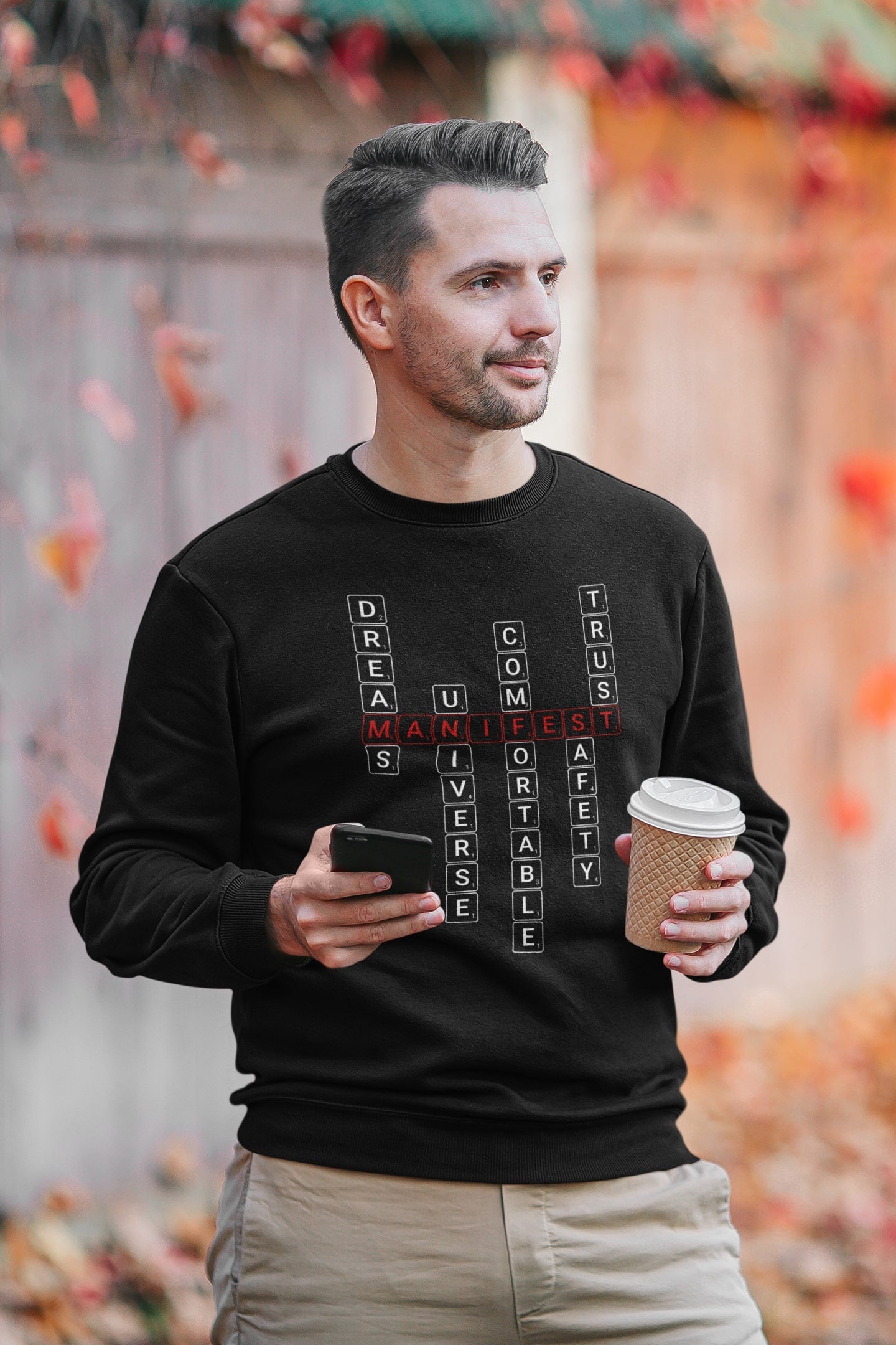 Good Thoughts Centre Sweater - Voorzijde: Scrabble manifesteren (Engels). Kleur: Black