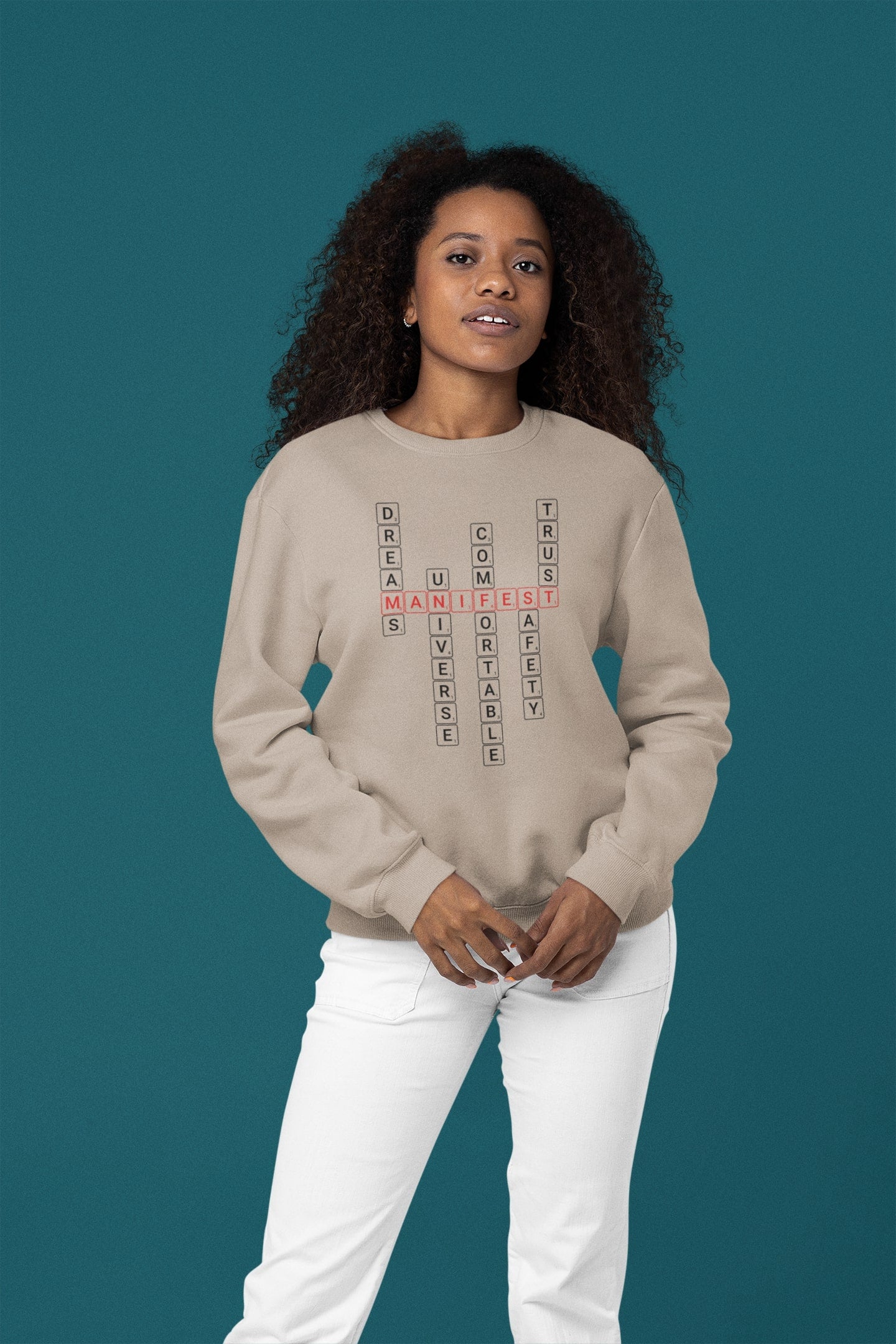 Good Thoughts Centre Sweater - Voorzijde: Scrabble manifesteren (Engels). Kleur: Desert Dust