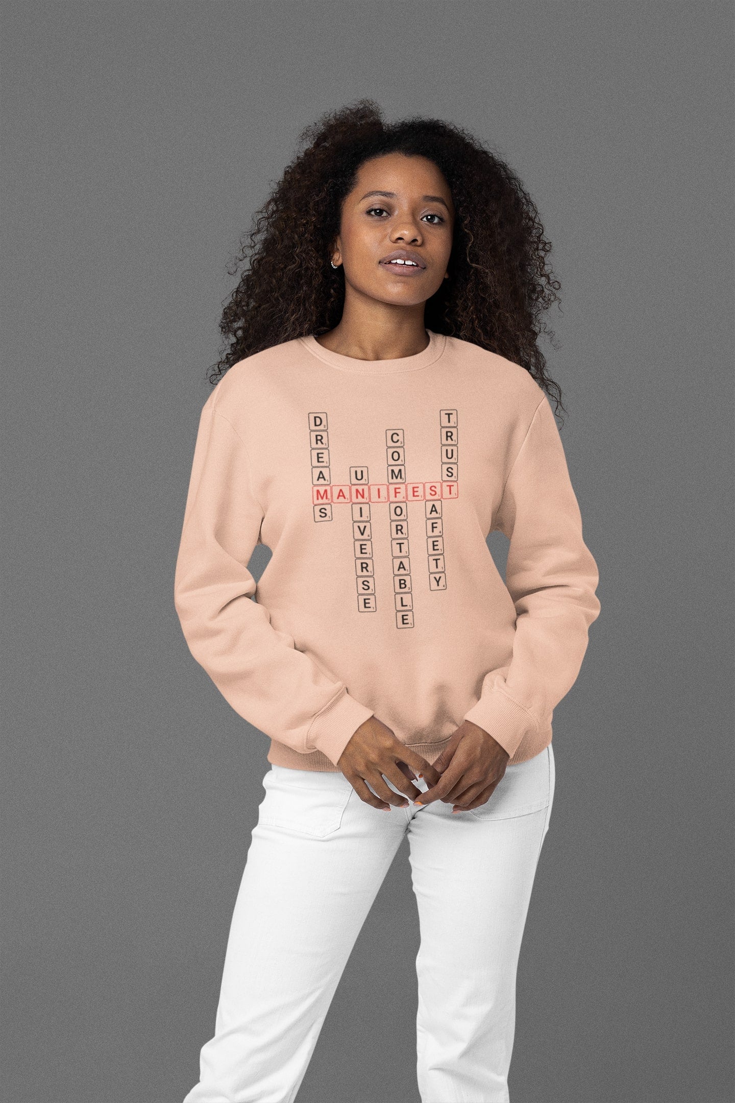 Good Thoughts Centre Sweater - Voorzijde: Scrabble manifesteren (Engels). Kleur: Fraiche Peche