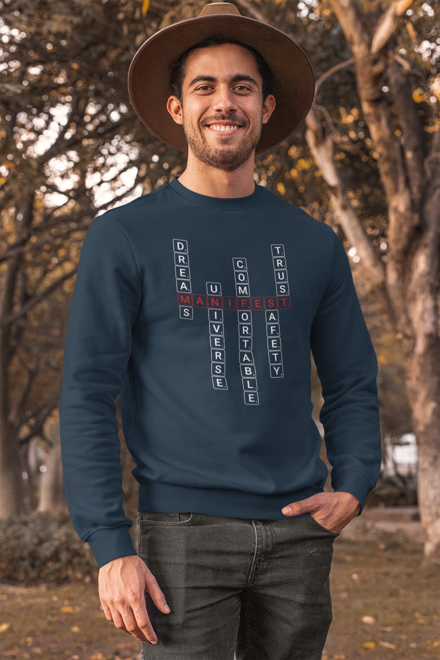 Good Thoughts Centre Sweater - Voorzijde: Scrabble manifesteren (Engels). Kleur: French Navy