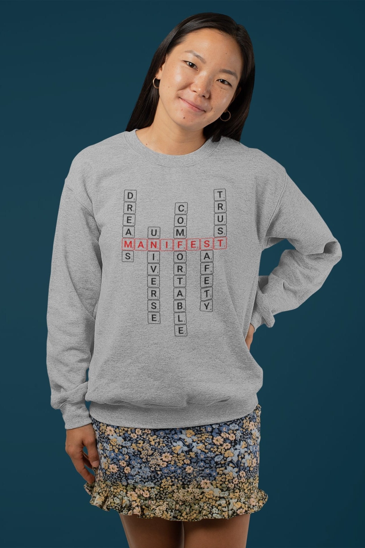 Good Thoughts Centre Sweater - Voorzijde: Scrabble manifesteren (Engels). Kleur: Heather Grey