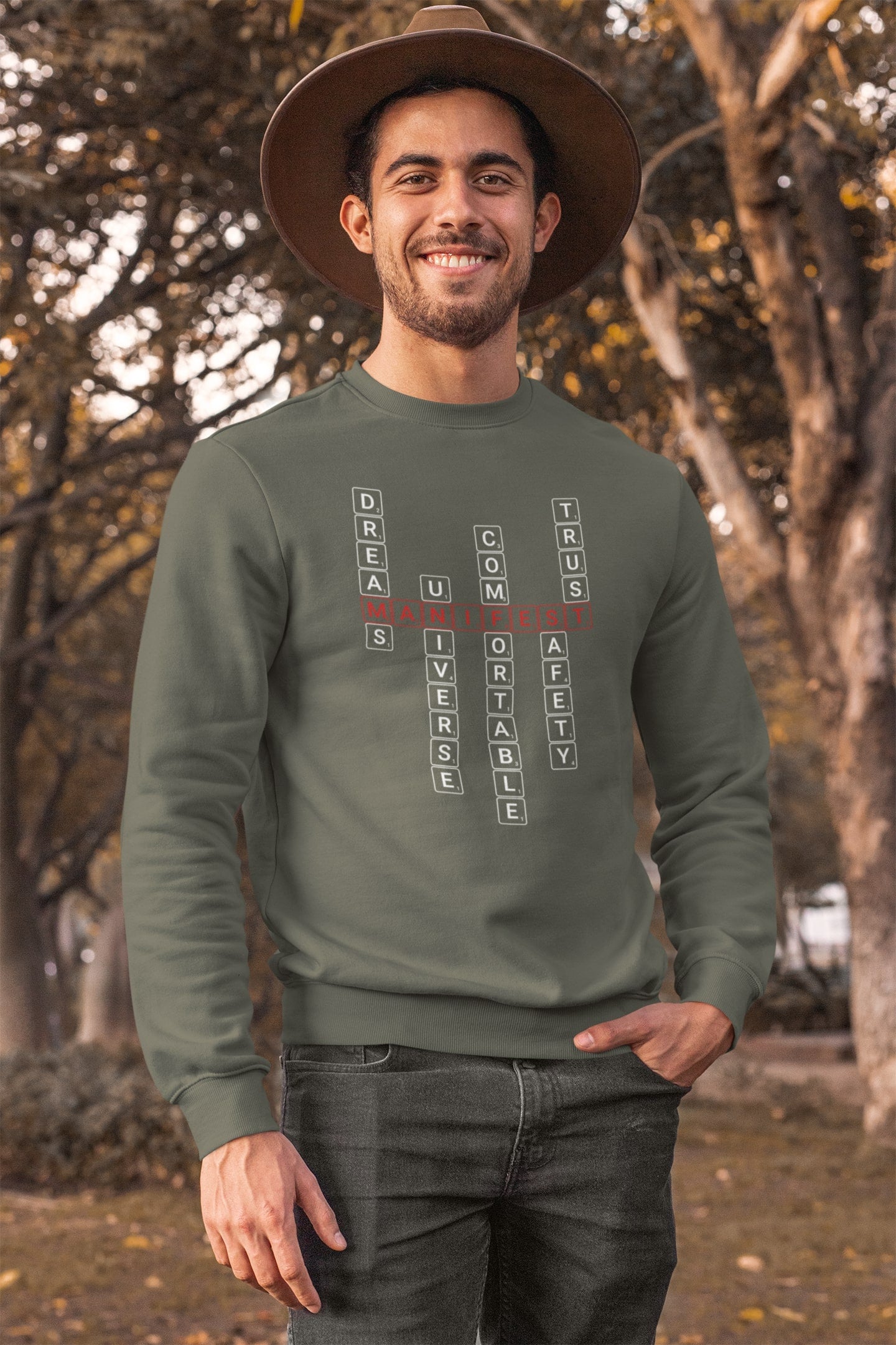 Good Thoughts Centre Sweater - Voorzijde: Scrabble manifesteren (Engels). Kleur: Khaki