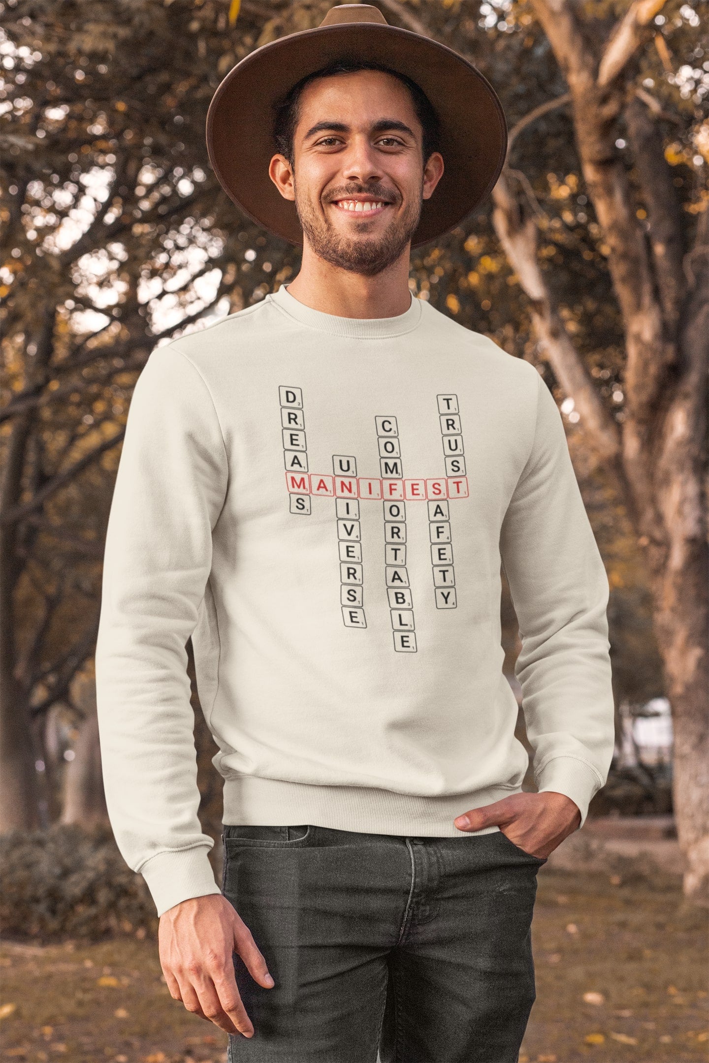 Good Thoughts Centre Sweater - Voorzijde: Scrabble manifesteren (Engels). Kleur: Natural Raw