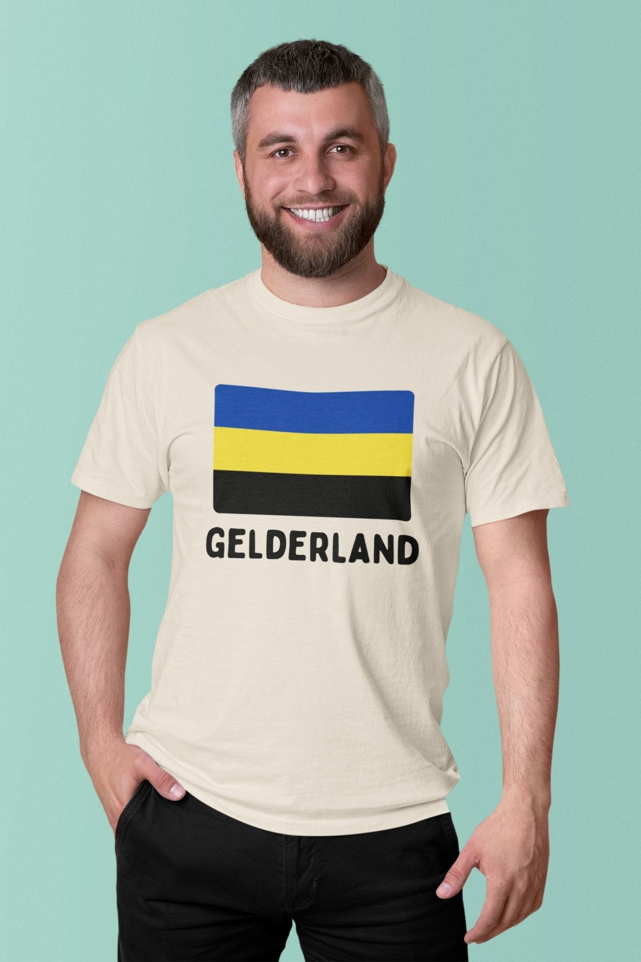 Kies zelf welke vlag je op je shirt wilt hebben. Je favoriete land? Of misschien de vlag van je woonplaats of provincie? Jij bepaalt. Uiteraard van 100% biologisch katoen en superfijne kwaliteit. Bestel hem nu. Kleur: Natural Raw