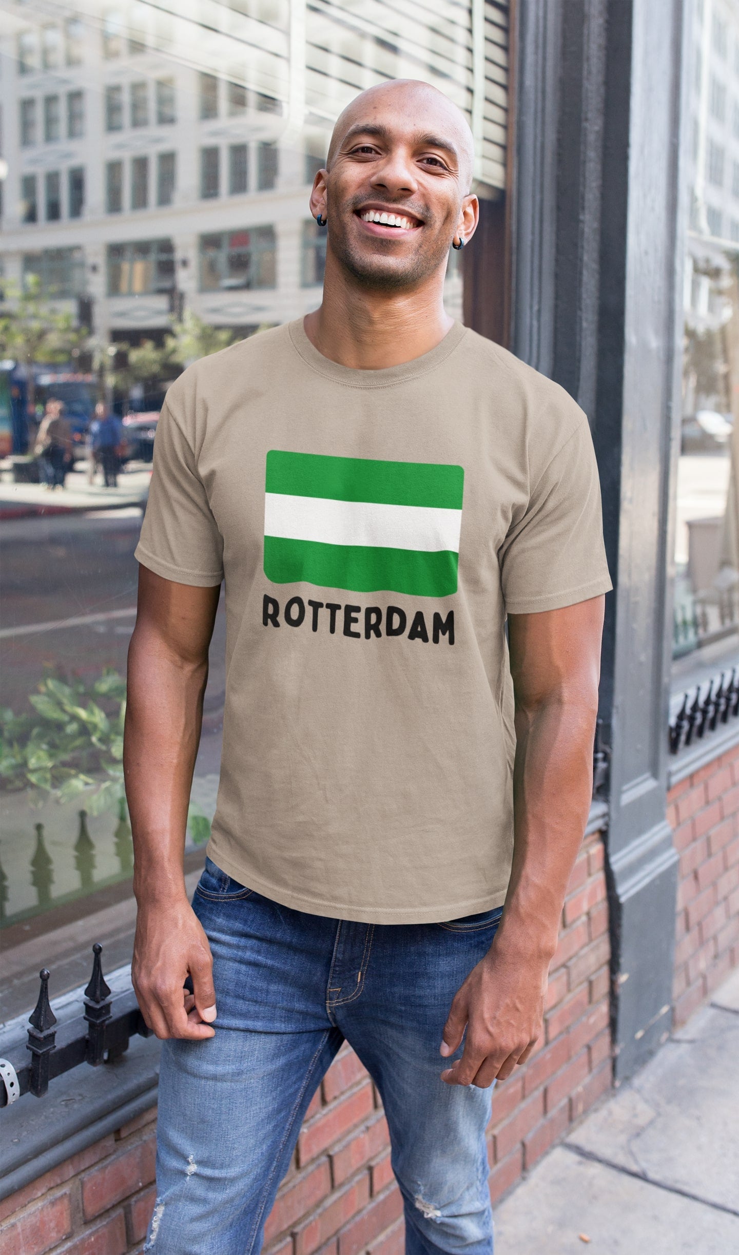 Kies zelf welke vlag je op je shirt wilt hebben. Je favoriete land? Of misschien de vlag van je woonplaats of provincie? Jij bepaalt. Uiteraard van 100% biologisch katoen en superfijne kwaliteit. Bestel hem nu. Kleur: Desert Dust