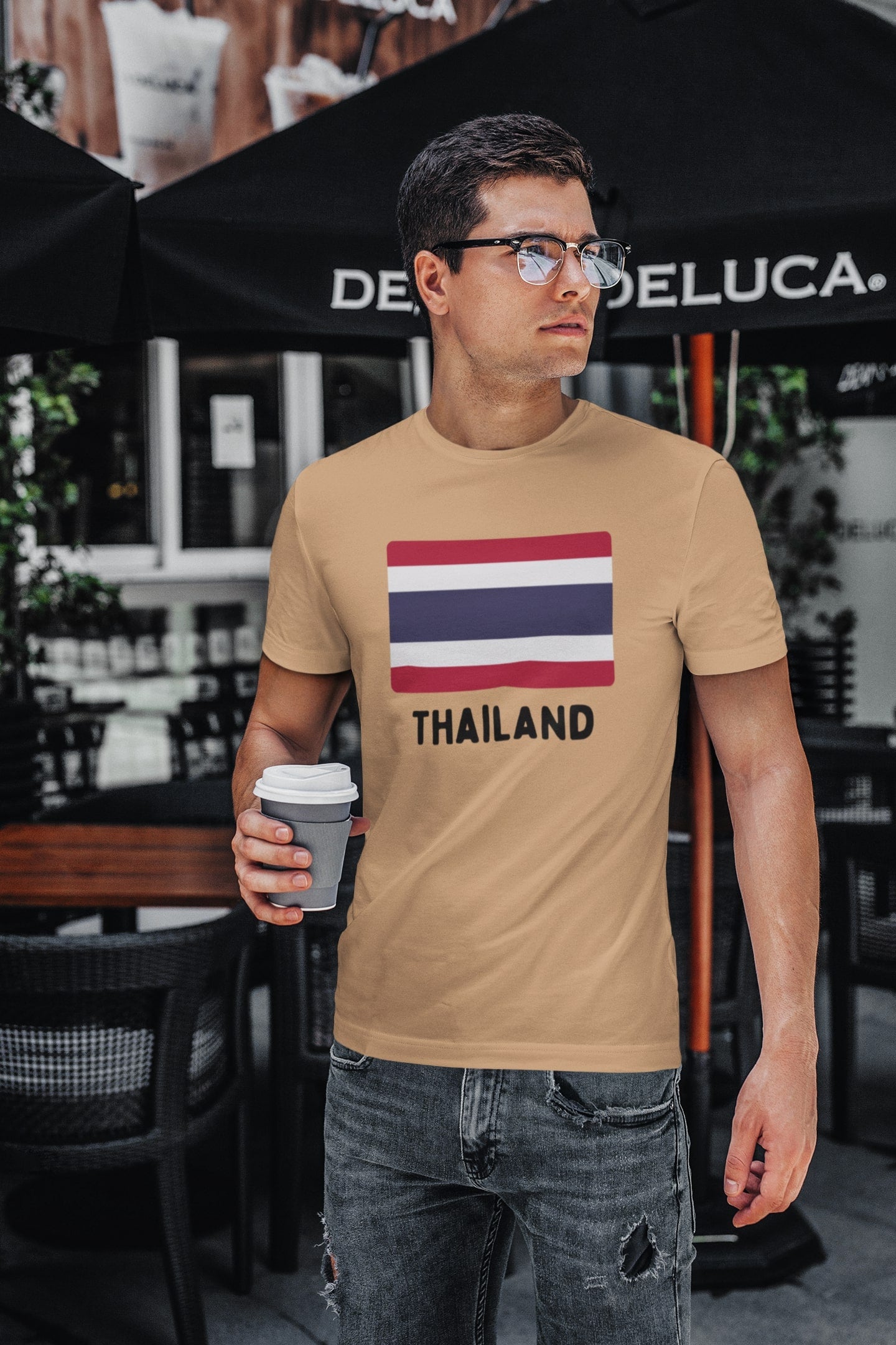 Kies zelf welke vlag je op je shirt wilt hebben. Je favoriete land? Of misschien de vlag van je woonplaats of provincie? Jij bepaalt. Uiteraard van 100% biologisch katoen en superfijne kwaliteit. Bestel hem nu. Kleur: Latte