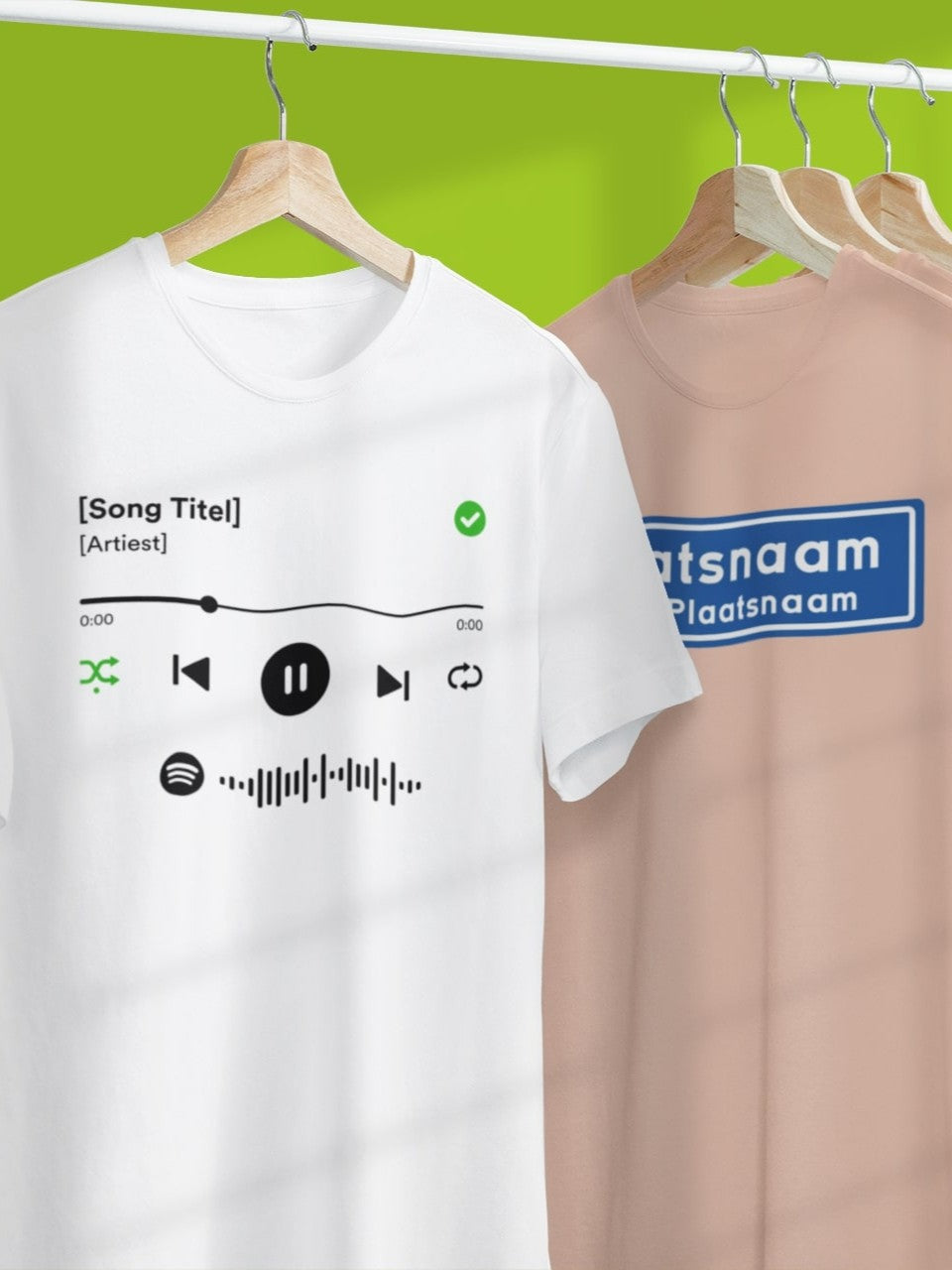 Maak je T-shirt nog persoonlijker door je eigen input te geven en de print zelf samen te stellen. Denk aan onderwerpen als muziek en reizen.