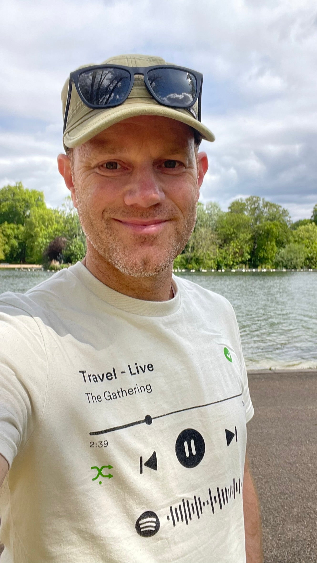 Meer over het ontstaan en de drijfveren van Shirt Alert (met Spotify shirt, Natural Raw).