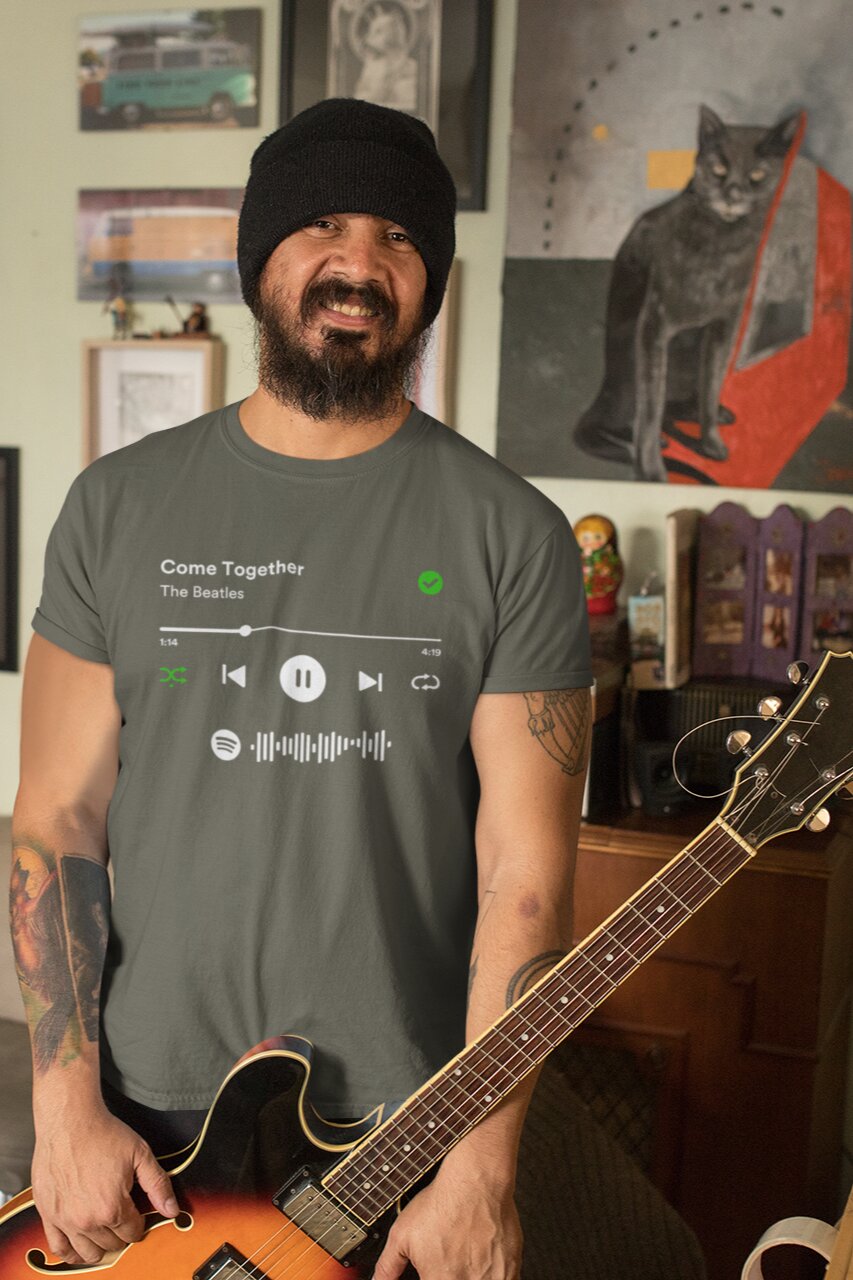 Spotify Player shirt van biologisch katoen met scanbare Spotify code! Je bepaalt natuurlijk zelf welk nummer er wordt afgespeeld. - Kleur: Khaki