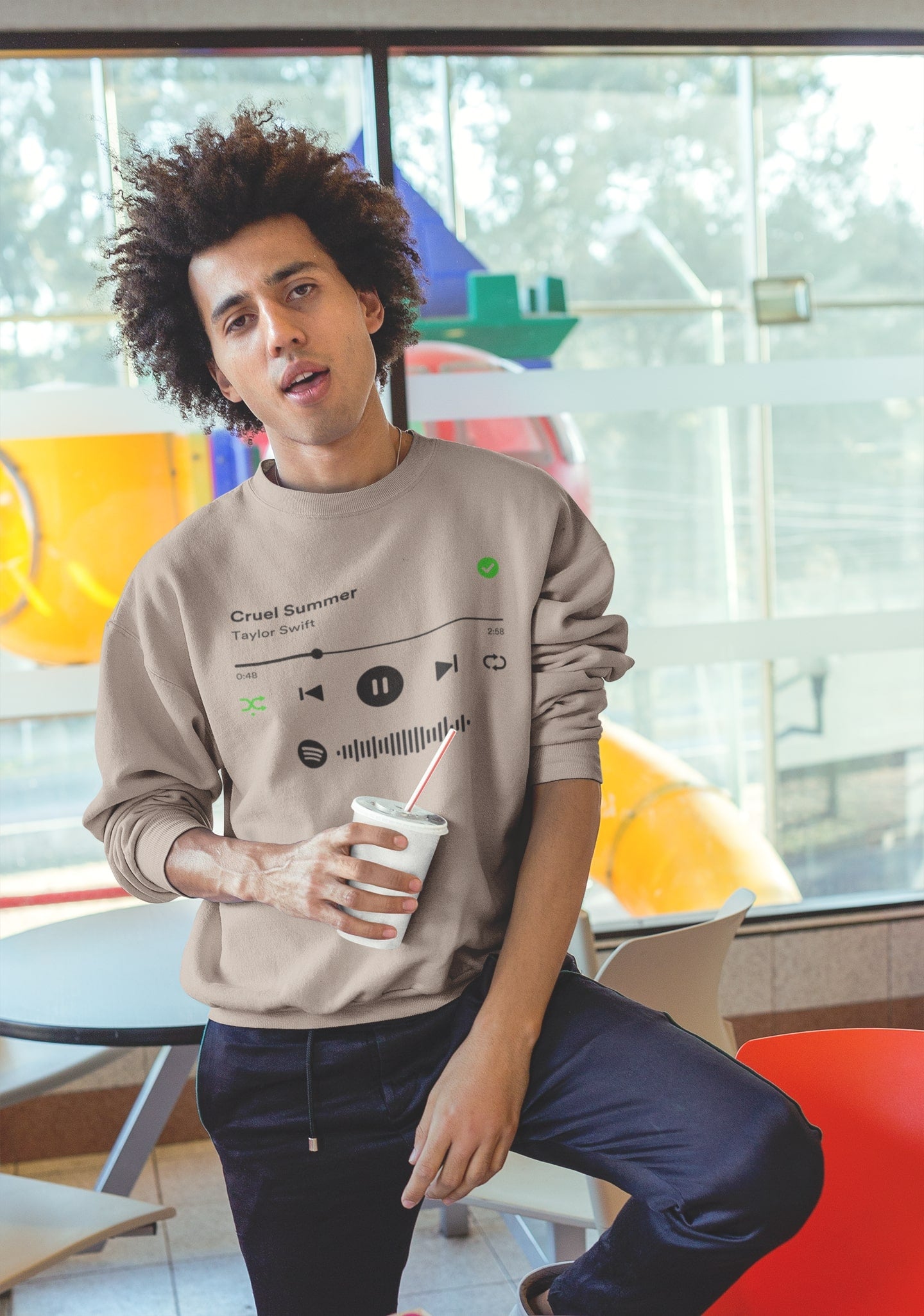 Spotify Player shirt van biologisch katoen met scanbare Spotify code! Welk nummer er wordt afgespeeld bepaal je natuurlijk helemaal zelf.
100% biologisch katoen. Kleur: Desert Dust