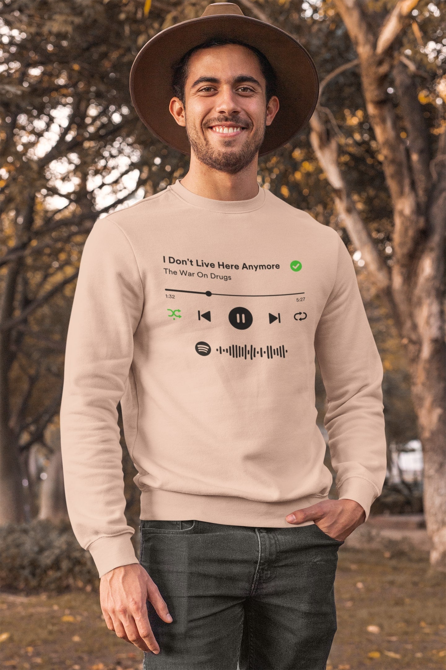 Spotify Player shirt van biologisch katoen met scanbare Spotify code! Welk nummer er wordt afgespeeld bepaal je natuurlijk helemaal zelf.
100% biologisch katoen. Kleur: Fraiche Peche