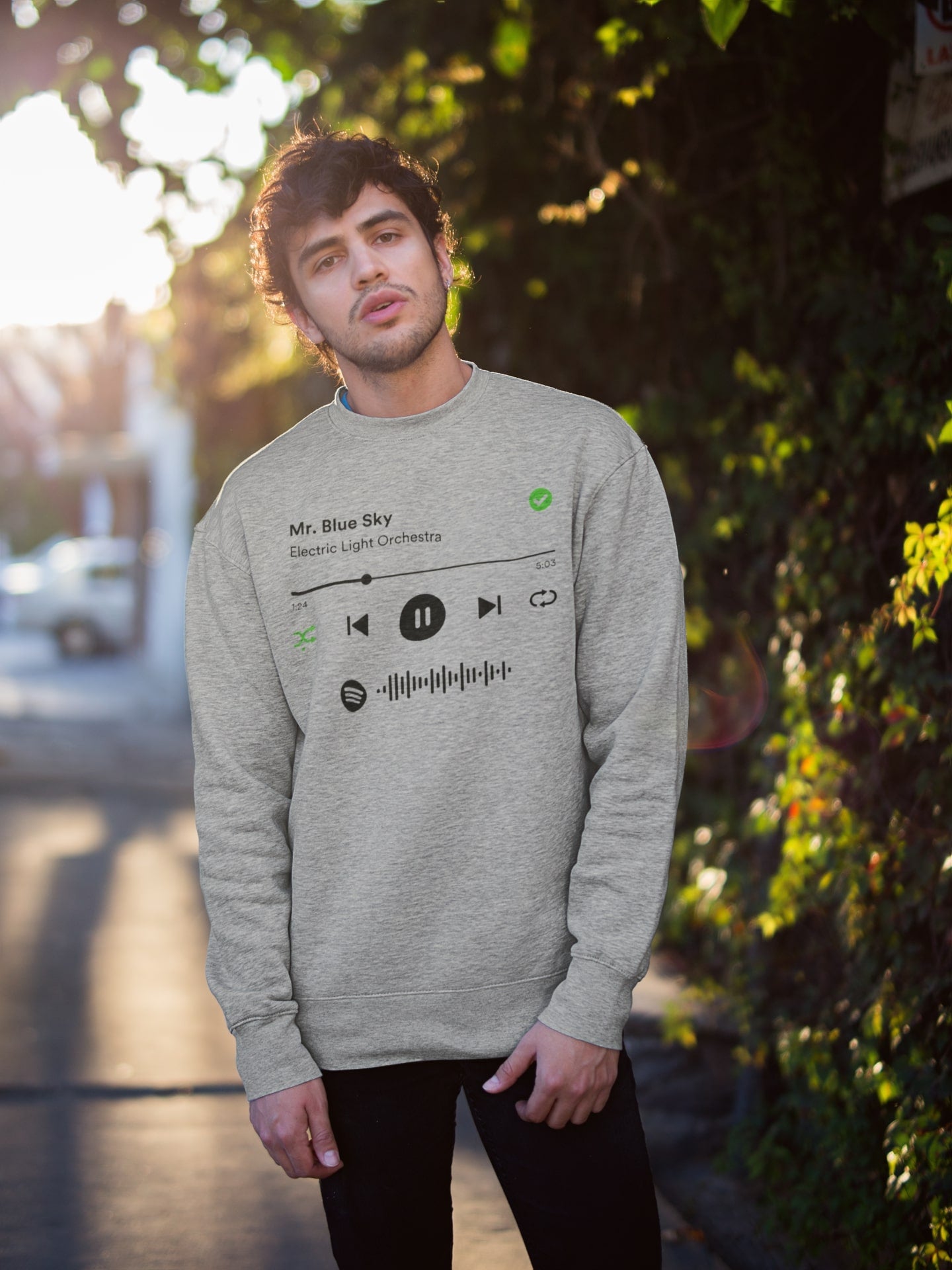 Spotify Player shirt van biologisch katoen met scanbare Spotify code! Welk nummer er wordt afgespeeld bepaal je natuurlijk helemaal zelf.
100% biologisch katoen. Kleur: Heather Grey