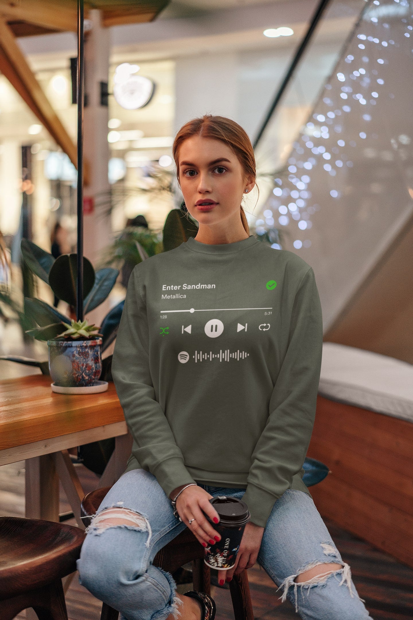 Spotify Player shirt van biologisch katoen met scanbare Spotify code! Welk nummer er wordt afgespeeld bepaal je natuurlijk helemaal zelf.
100% biologisch katoen. Kleur: Khaki