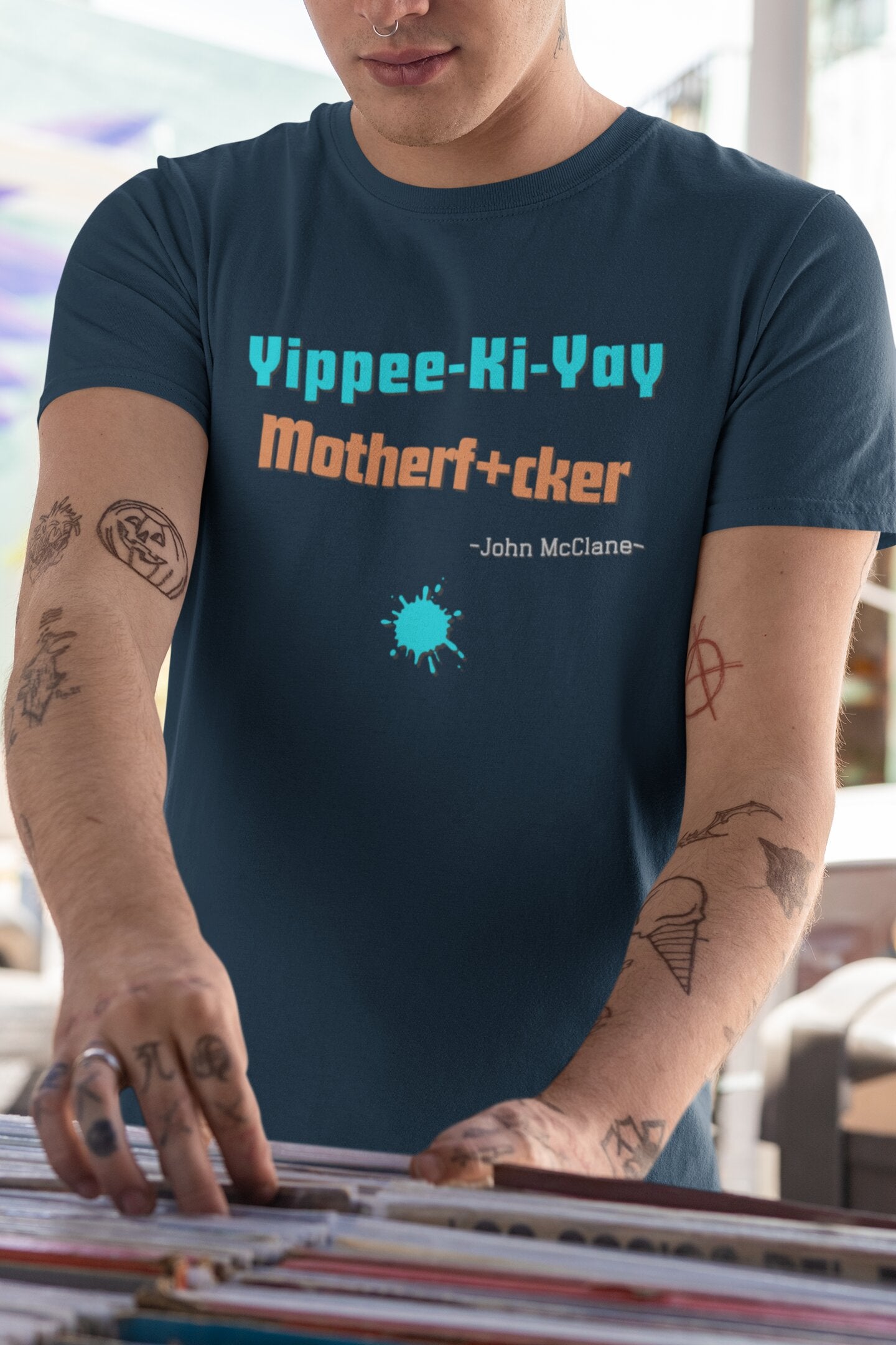 De beroemde quote uit de beruchte Die Hard films met Bruce Willis. Yippee Ki Yay Motherfucker - Kleur: French Navy