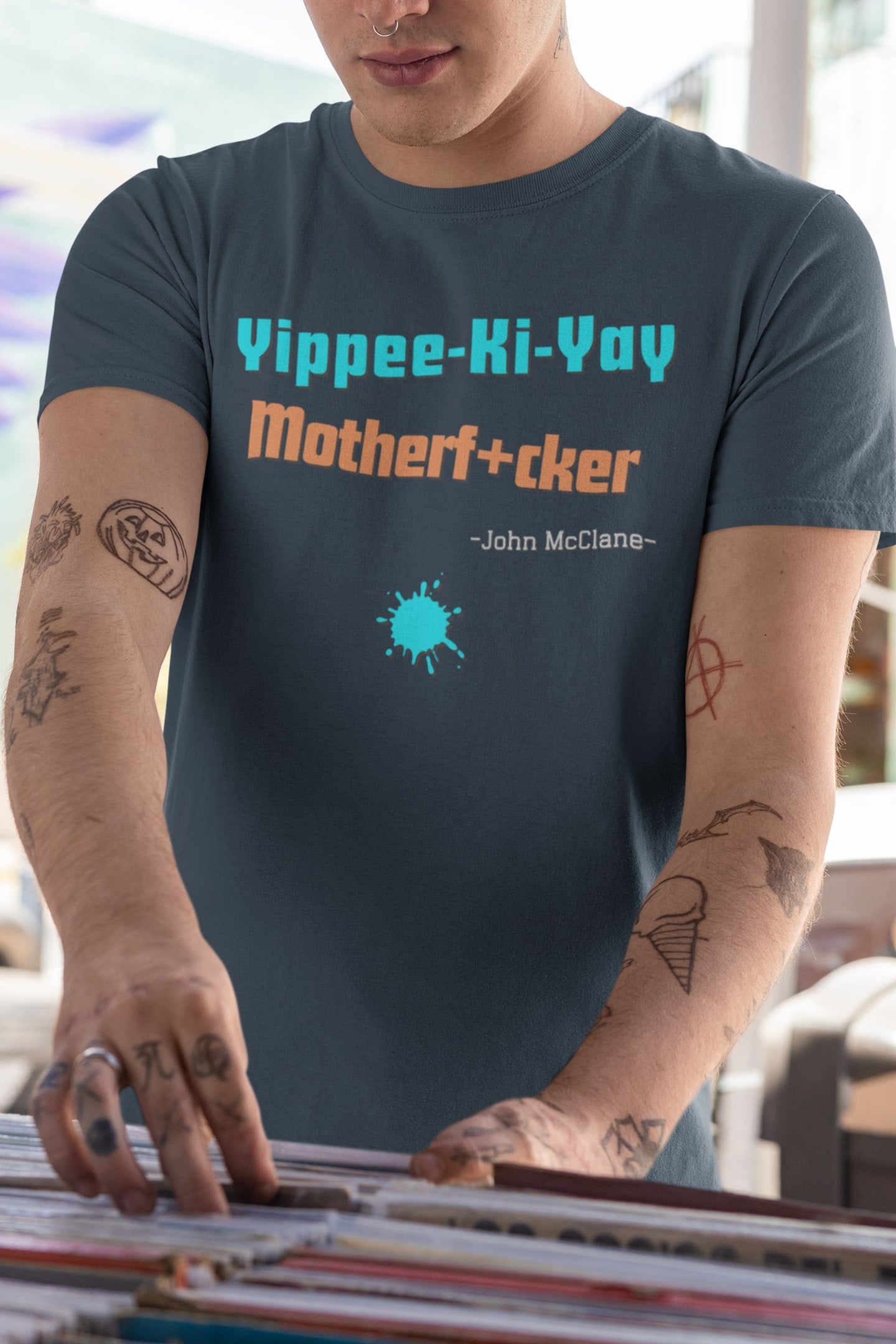 De beroemde quote uit de beruchte Die Hard films met Bruce Willis. Yippee Ki Yay Motherfucker - Kleur: French Navy
